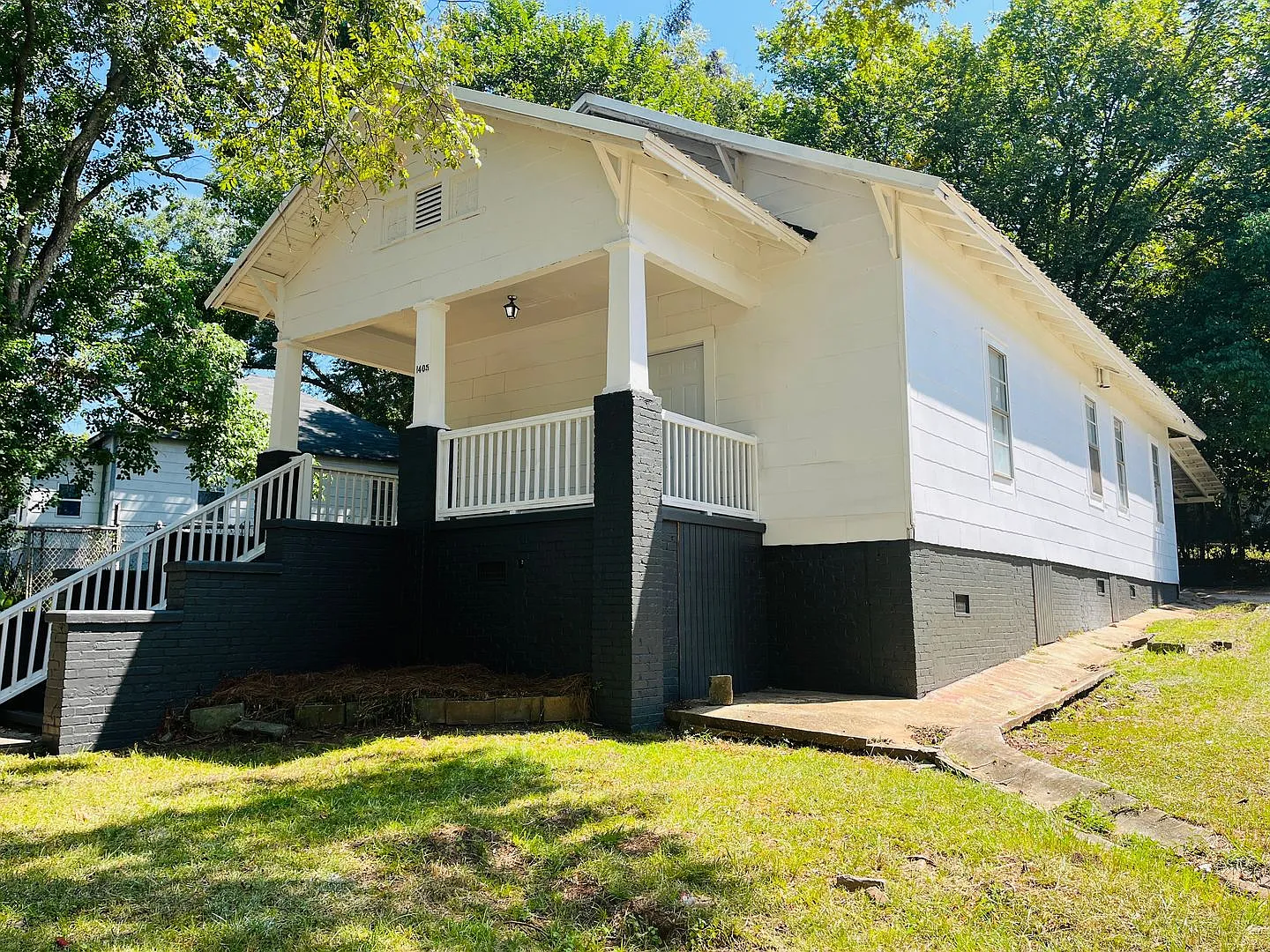 Newly renovated 2 bedroom 2 bathroom single family home in Lagrange! Must see! — Photo 1