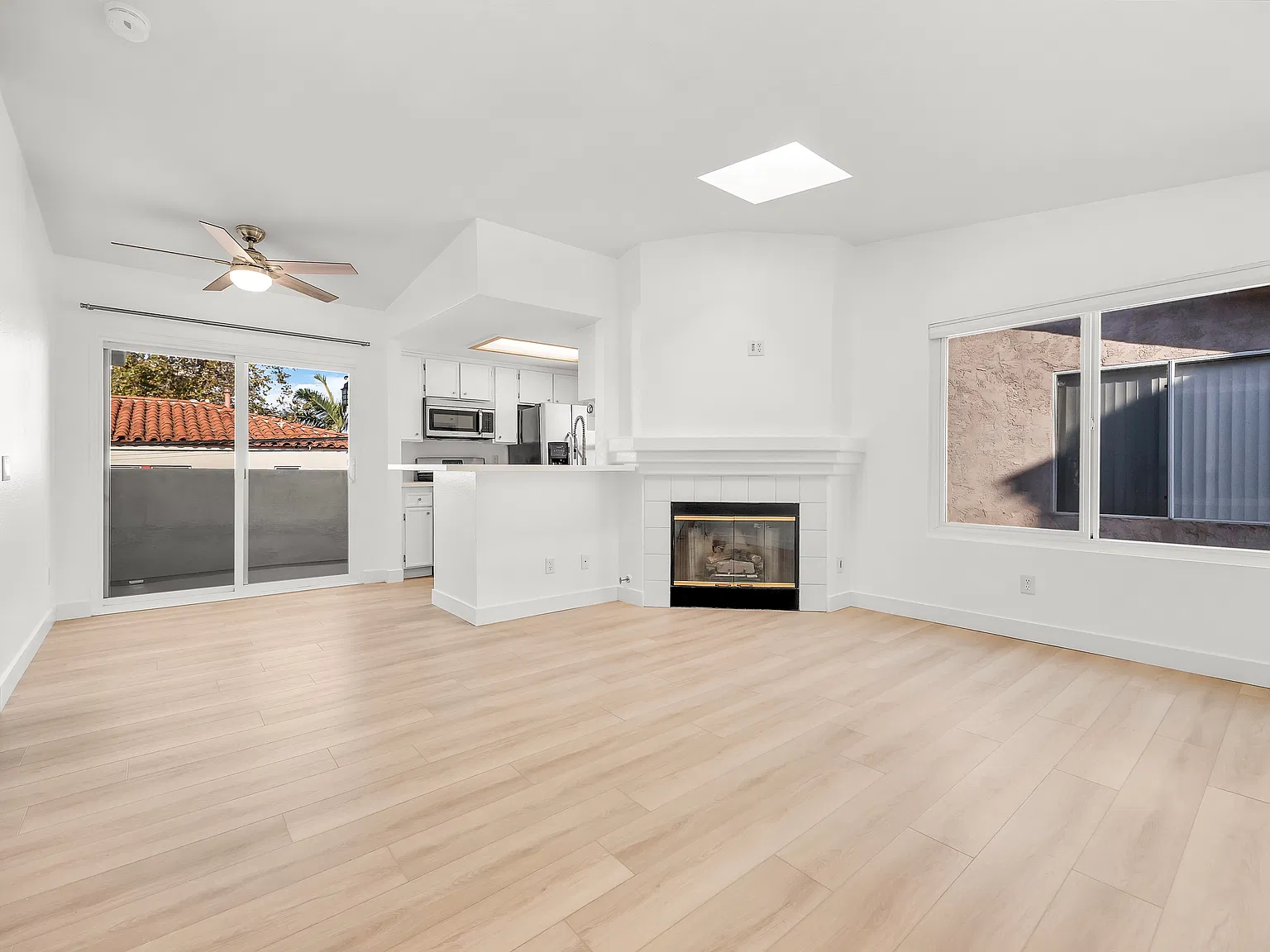 2 bed, 906 sqft, $3,300 — Photo 1