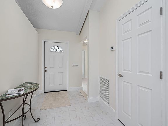 5th image of 374 NE Greenbriar Avenue