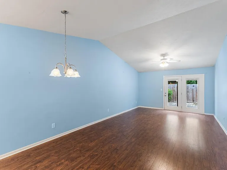 210 New Haven Ln SW — Photo 2