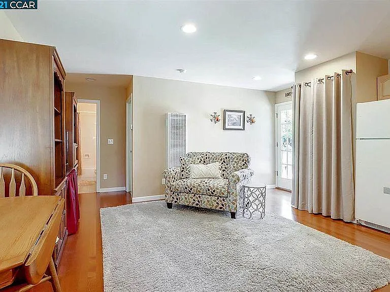 1 bed, 520 sqft, $2,200 — Photo 2
