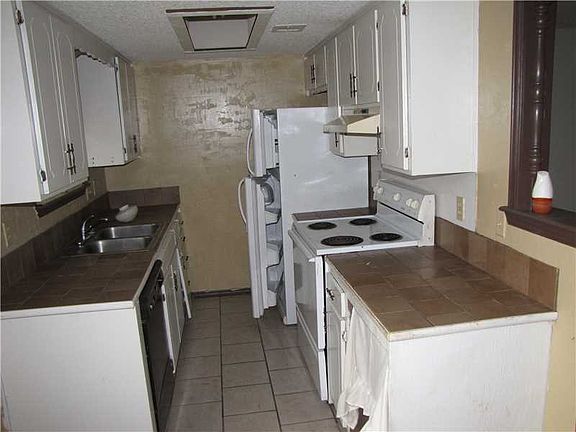 3rd image of 1004 SE J St