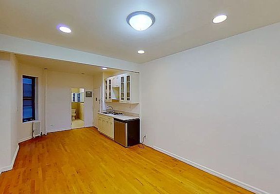 2nd image of 436 W 49th St APT 2RW