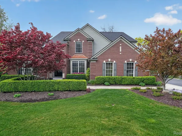 9074 Ridgefield Dr, Brighton, MI 48114