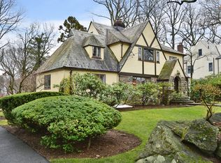 425 Beechmont Dr, New Rochelle, NY 10804