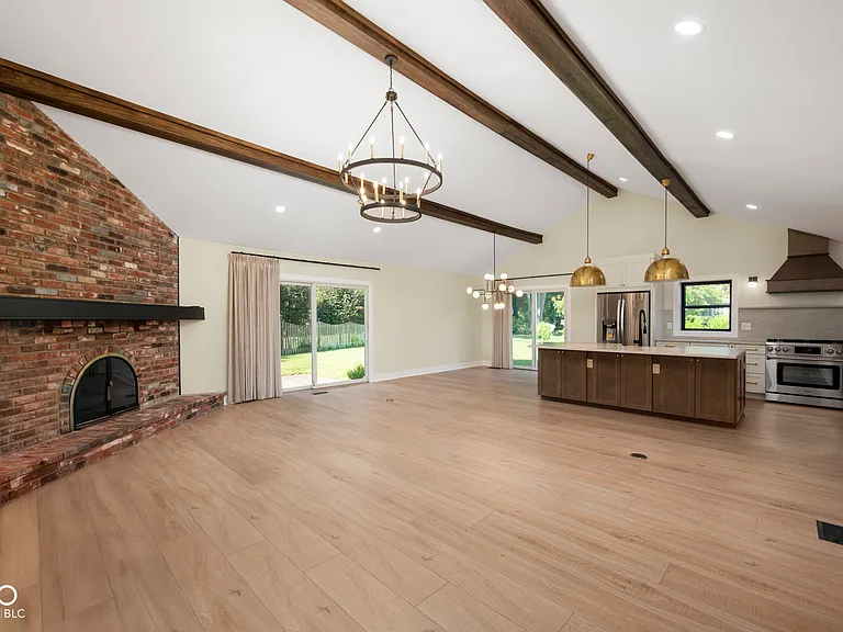 910 Williamsburg Ln — Photo 4