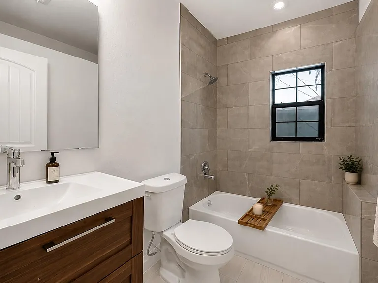 1633 Fourcade St #A — Photo 4