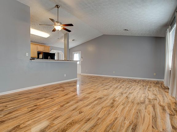 5th image of 317 Williamsburg Dr