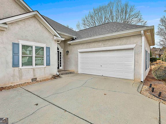 3rd image of 207 Prestwick Way N