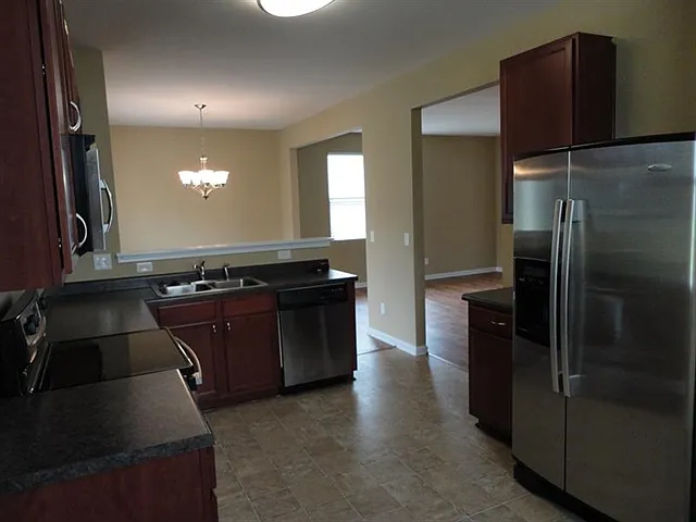 3 bed, 2.5 bath, 2038 sqft, $2,230 — Photo 2