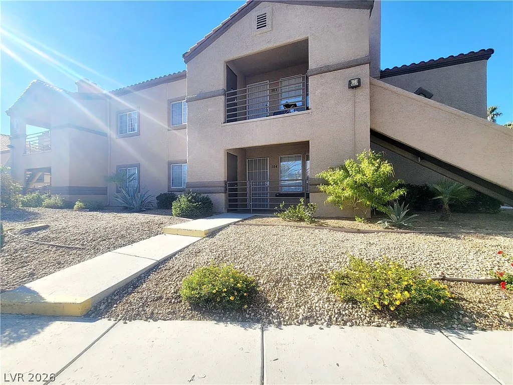 2 bed, 2.0 bath, 1072 sqft, $1,400 — Photo 1