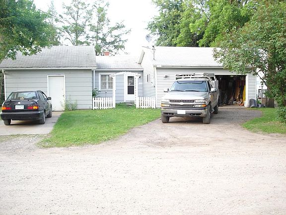 Newer 2 1/2 car garage