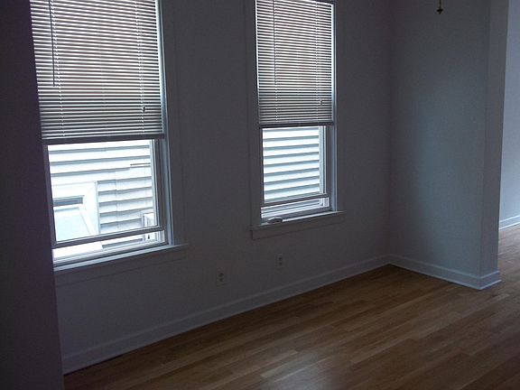 4th image of 2132 W Melrose St