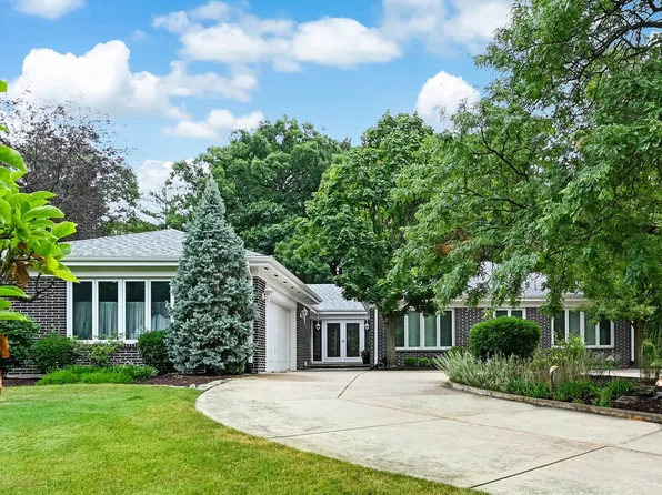 912 Merry Ln, Oak Brook, IL 60523