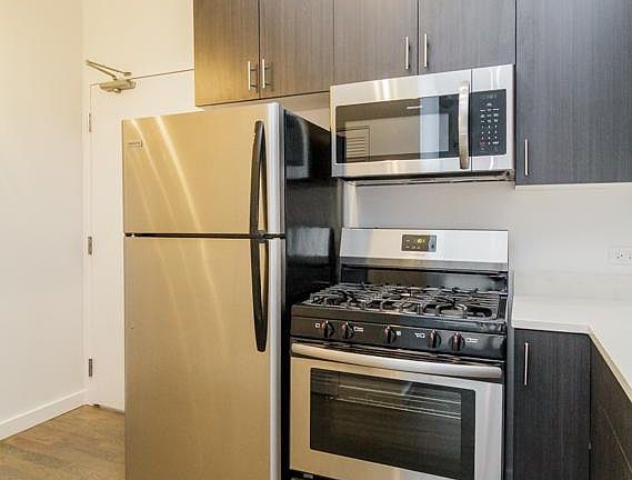2nd image of 605 W Lake St