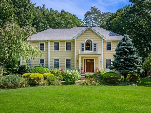 64 Sugarcane Ln, North Andover, MA 01845