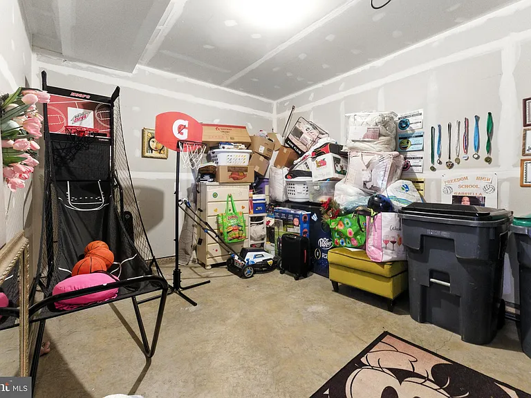 406 Honeyberry Ln — Photo 35
