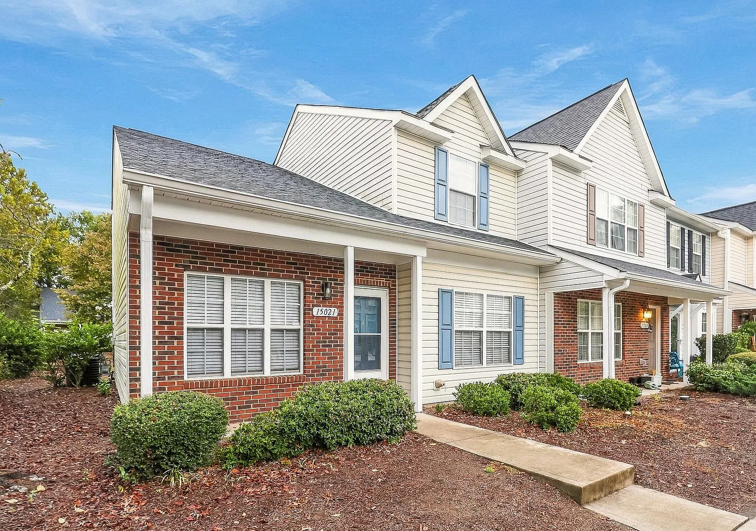 Bennington Place Beauty 2 Beds, 2.5 Baths, Versatile Loft & More! — Photo 1