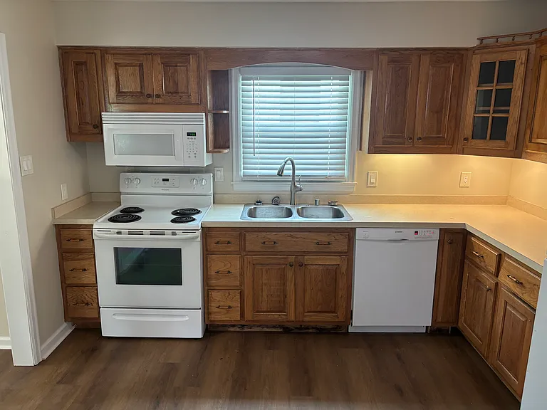 212 Zandale Dr — Photo 8