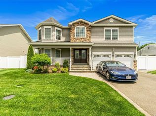 215 Southwood Cir, Syosset, NY 11791