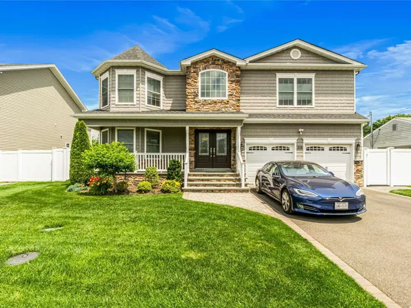 215 Southwood Circle, Syosset, NY 11791