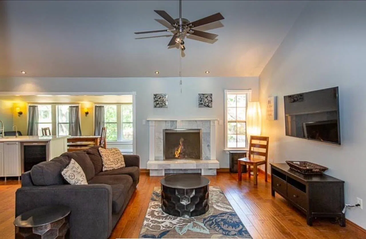 3 bed, 2.0 bath, 1798 sqft, $3,300 — Photo 2