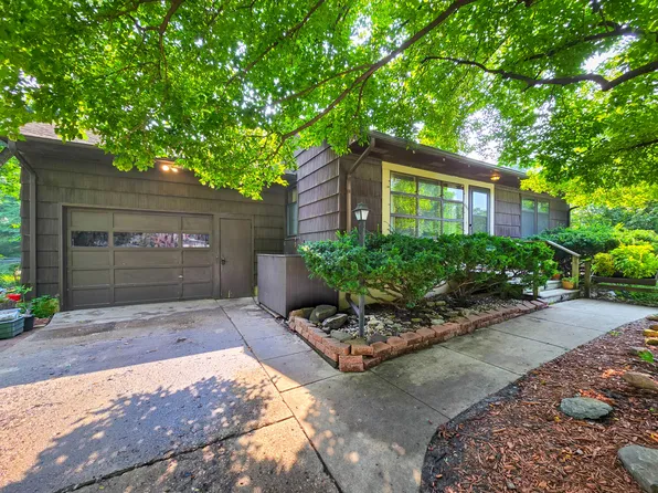 404 Hilltop Rd, Ames, IA 50014