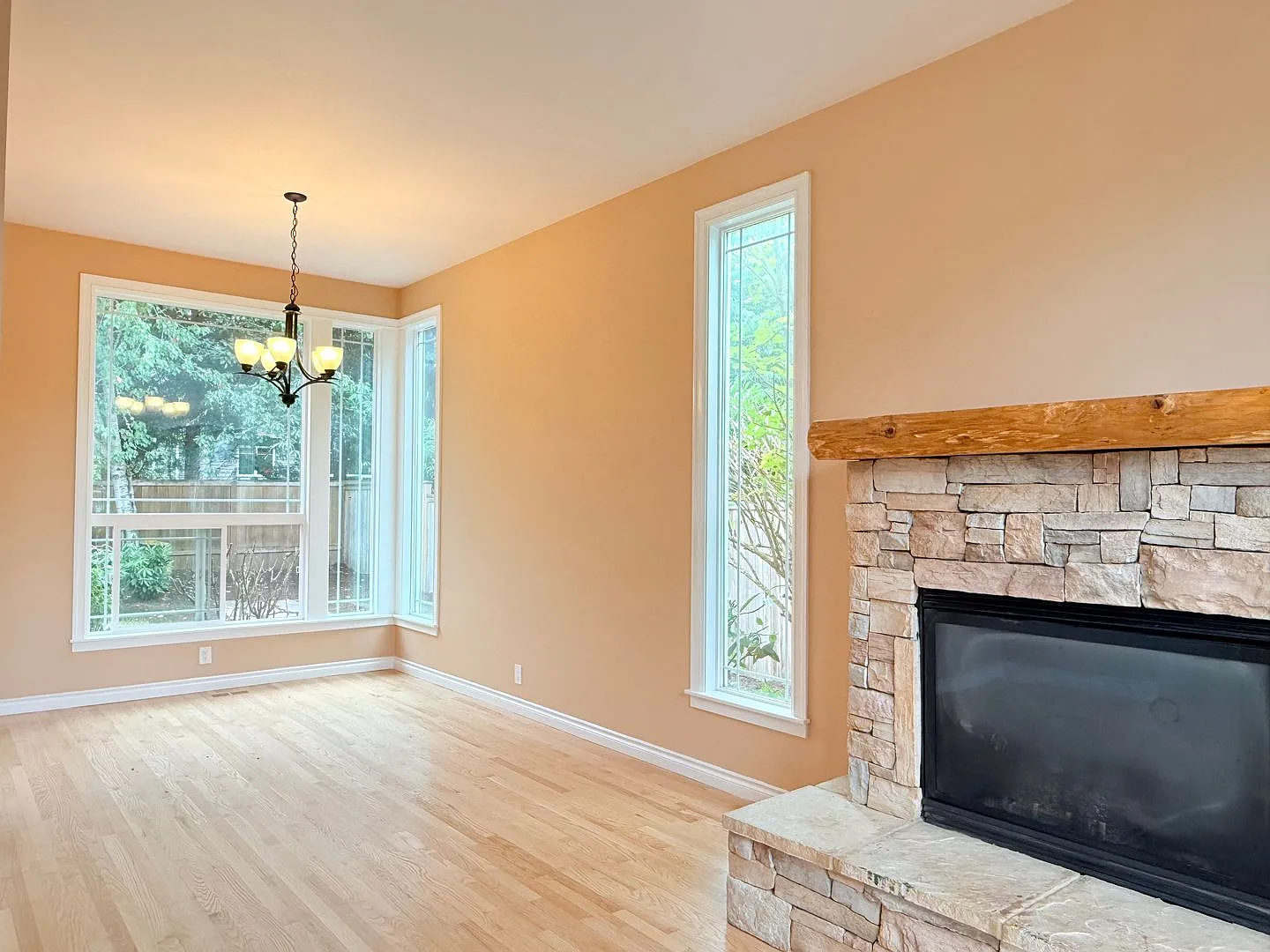 Beautiful Summer Ridge Home in Sammamish Spacious, Updated & Fenced Yard — Photo 3