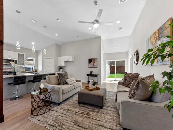 1016 E Hattie St, Fort Worth, TX 76104