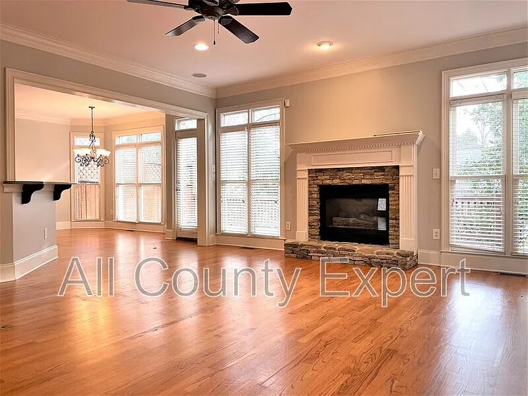 895 Lenox Ct NE — Photo 6
