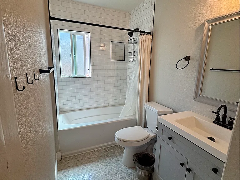 707 W 10th St — Photo 14