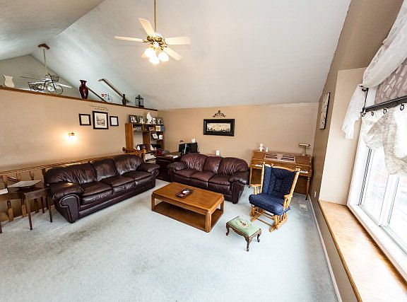 2nd image of 985 Westwood Dr