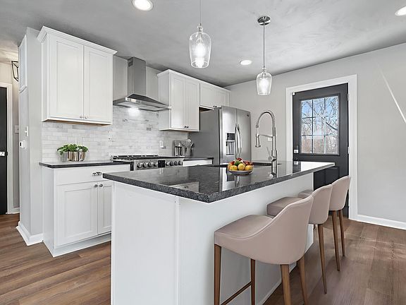 3rd image of 3640 N Lasalle St