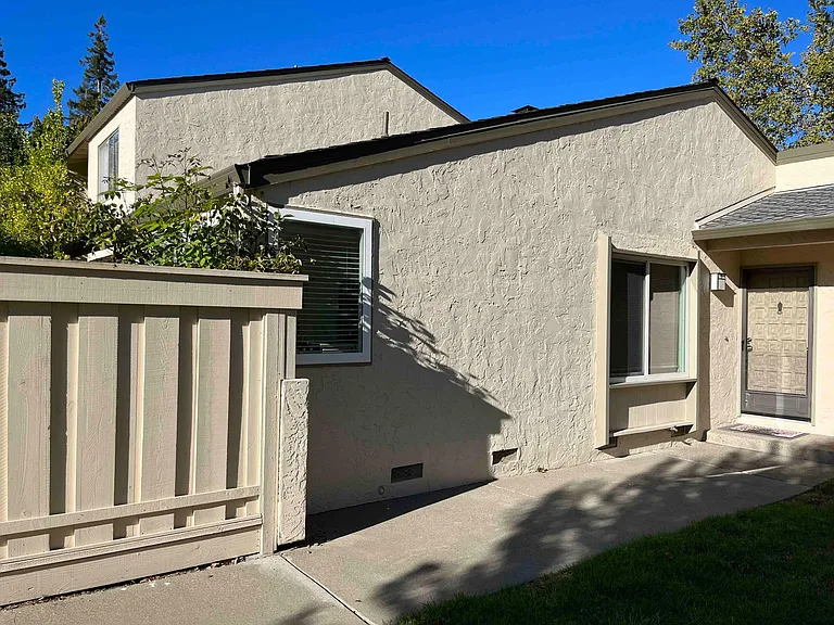 1044 Regency Knoll Dr — Photo 1