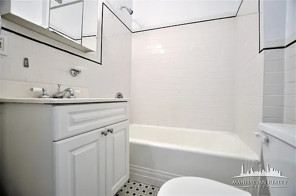 Rented by Manhattan Realty Group | media 11