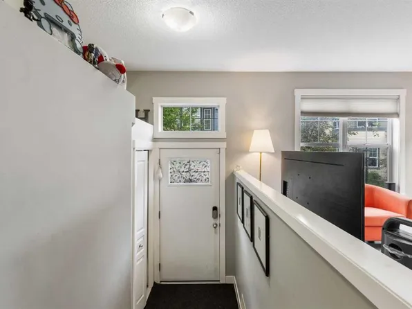 319 E McKenzie Towne Ln SE, Calgary, AB T2Z 0C3