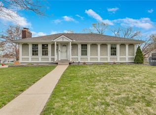 421 NW Meadowview Dr, Blue Springs, MO 64014