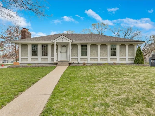 421 NW Meadowview Dr, Blue Springs, MO 64014