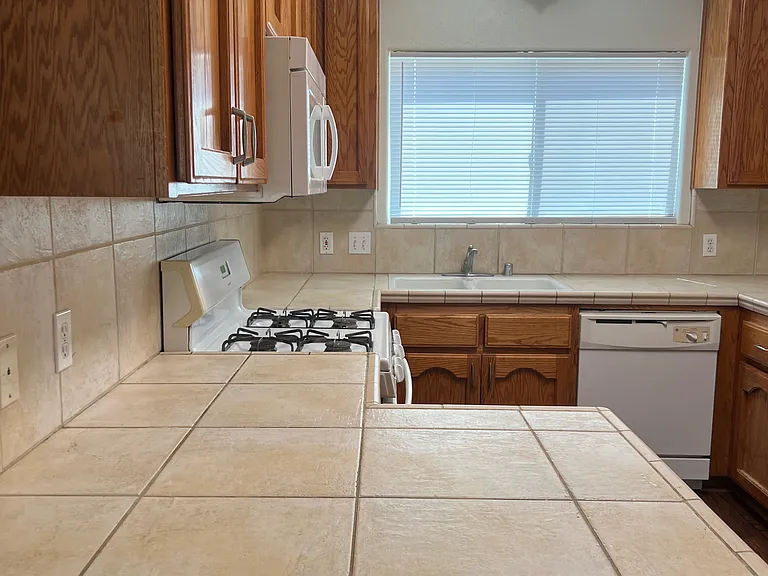637 Glenn View Ct — Photo 2