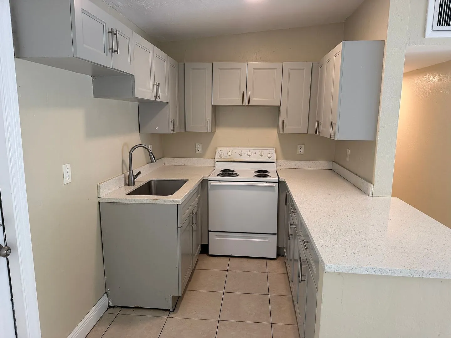 Updated 3/2 house in Broward Estates! — Photo 4