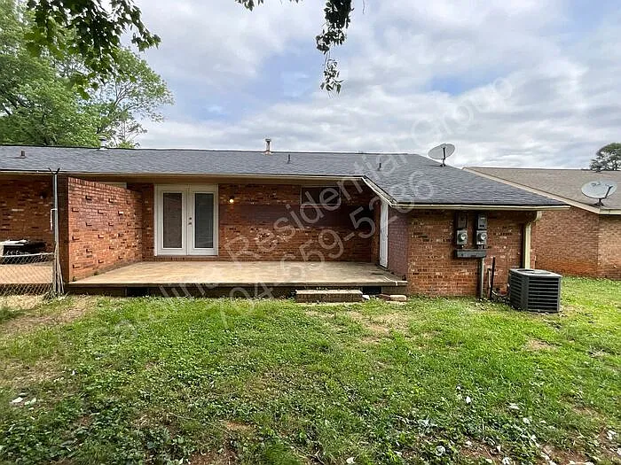 4928 Malibu Dr — Photo 2