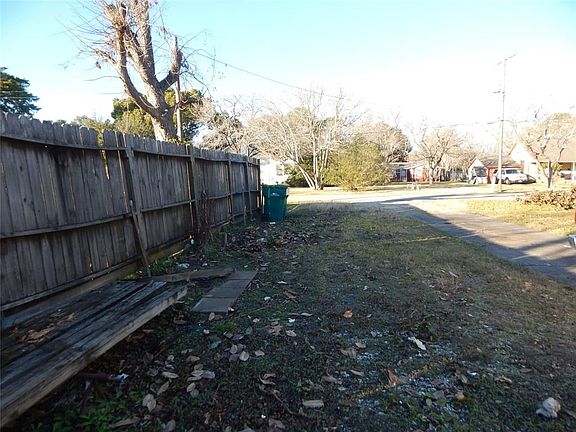 3rd image of 1827 Oleander Dr