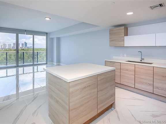 2nd image of 16385 Biscayne Blvd Unit 619