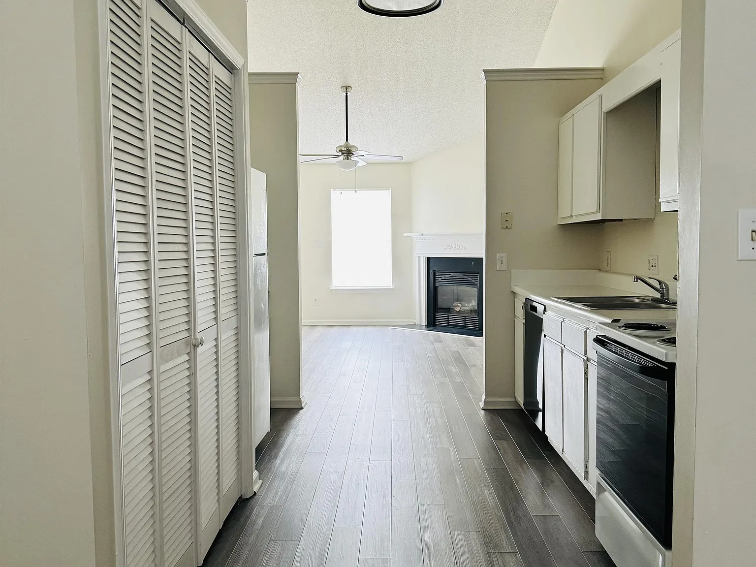 2607 Bluff View Drive - B — Photo 3