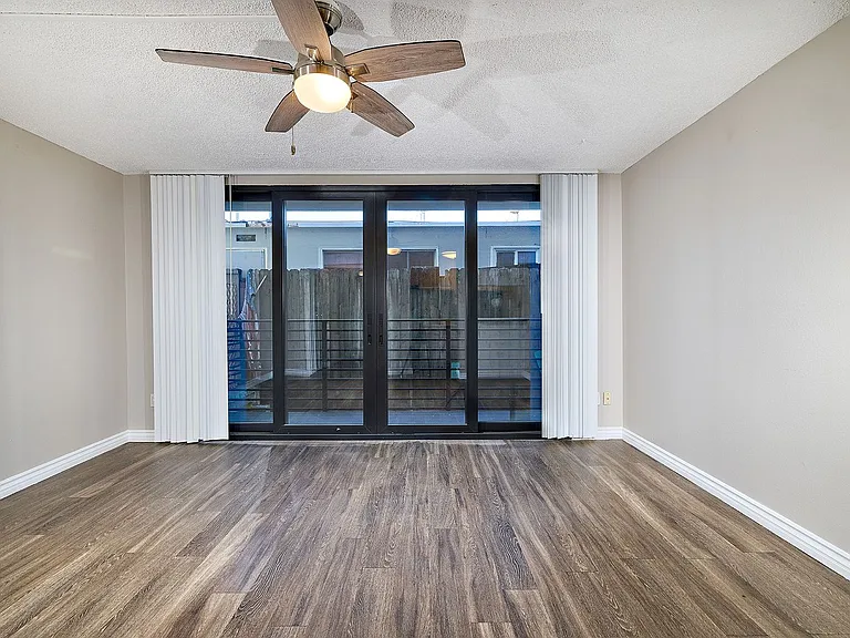 Surfcaster Apartments — Photo 20