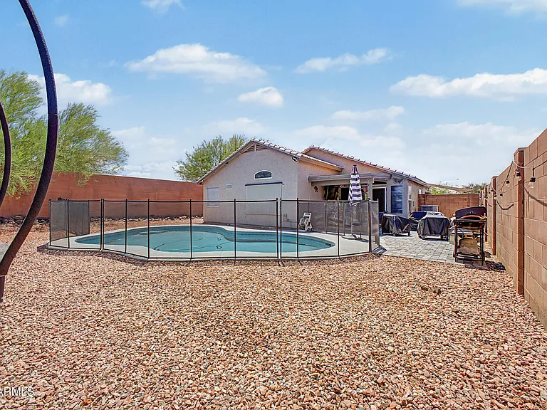 1119 E Pontiac Dr — Photo 25