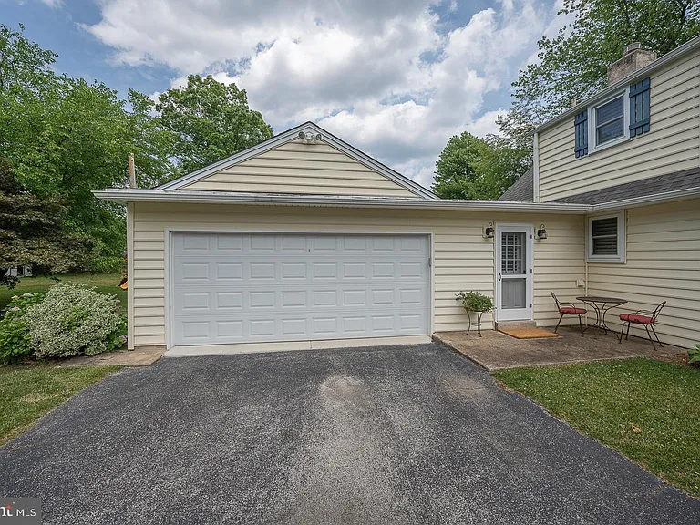 533 Monument Ave — Photo 3