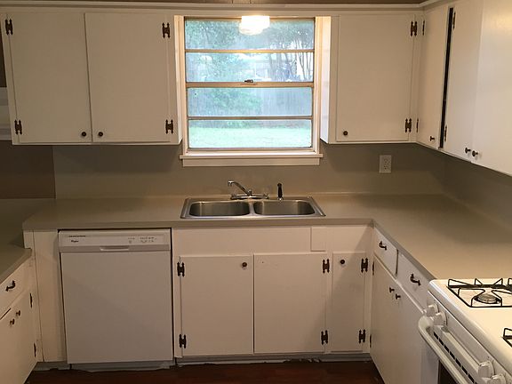 3rd image of 2704 Broadway Blvd