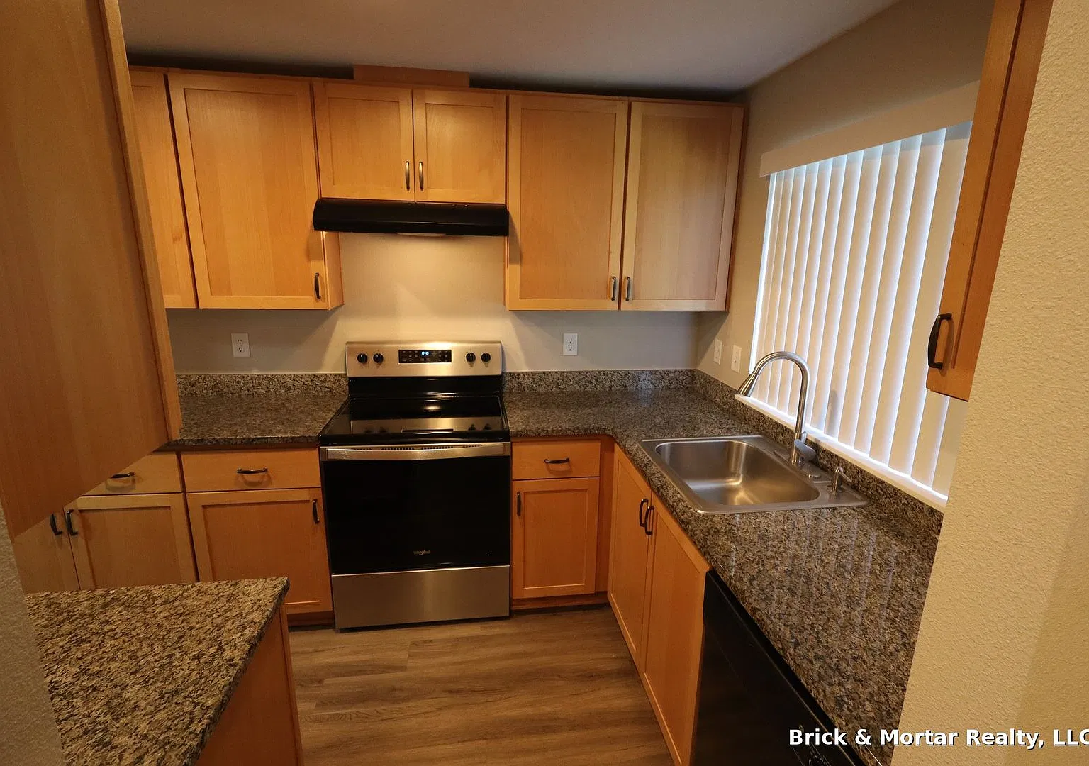 00570- White Rock LLC: 3760-3774 Hawthorne Ave NE — Photo 3