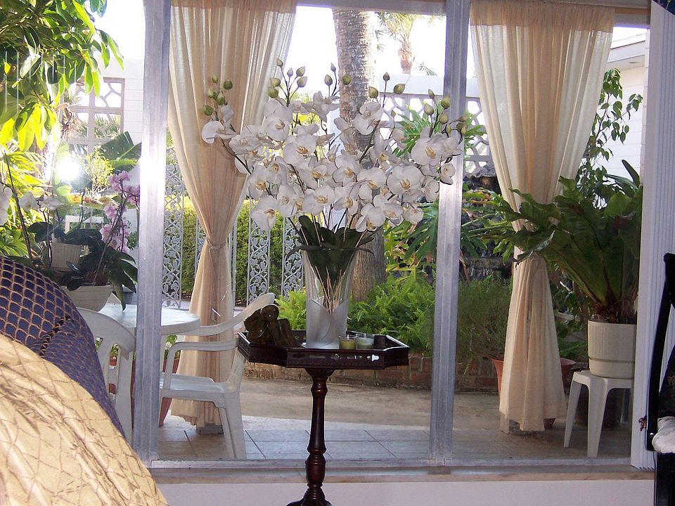 LIVING ROOM VIEW TO THE COURTYARD